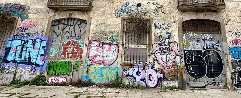 Graffiti at a house wall (seen in Porto, Portugal)